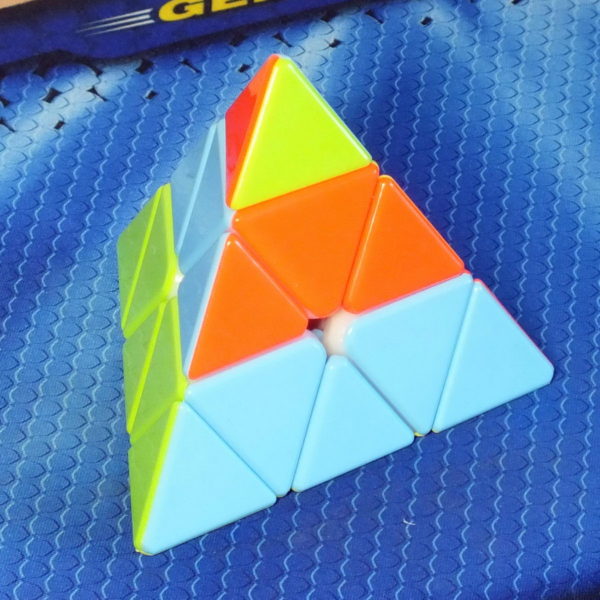 Cyclone Boys Pyraminx v2 stickerless